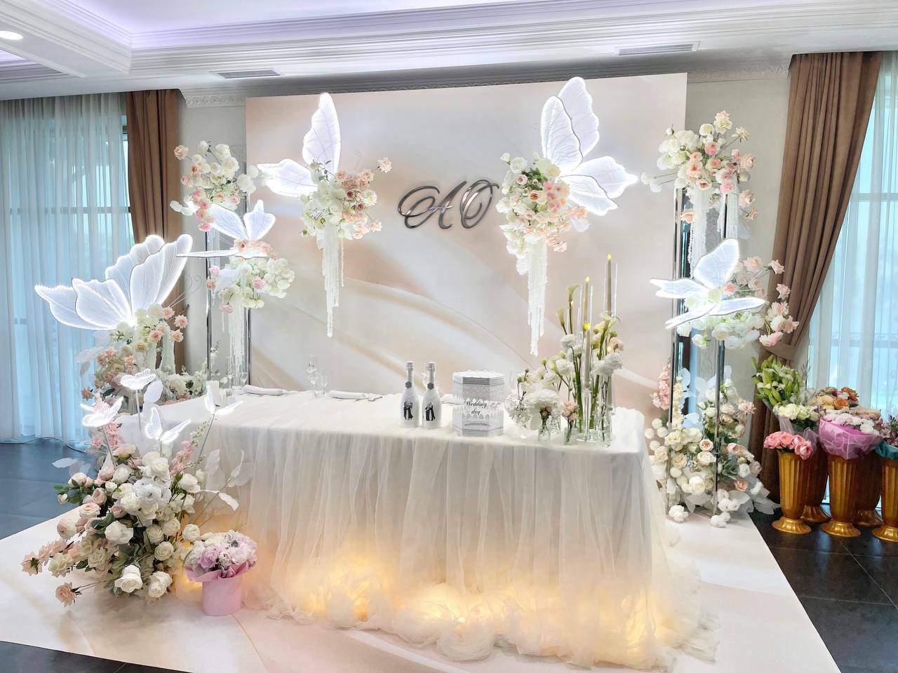 Президиум молодоженов с бабочками