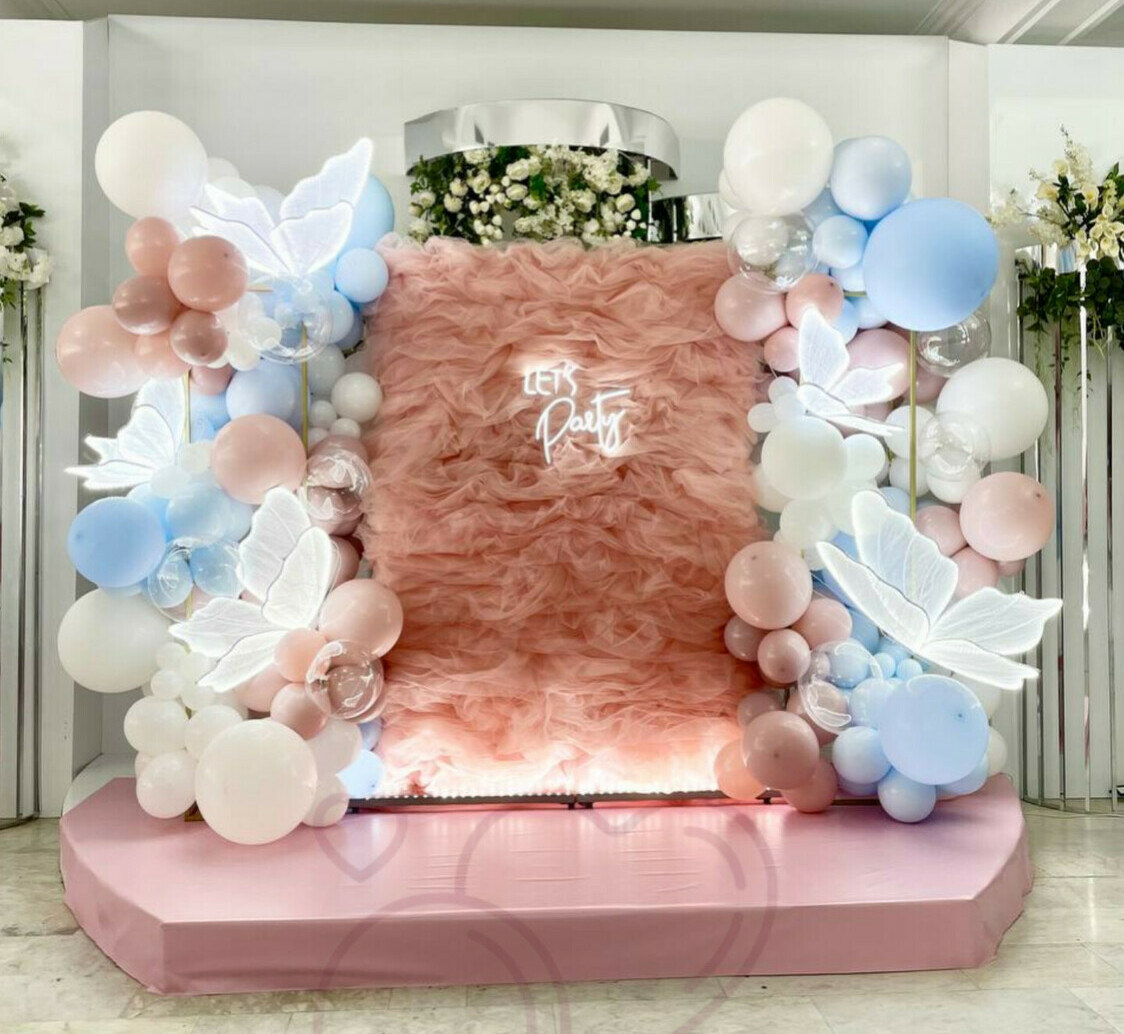 Фотозона с бабочками на подиуме